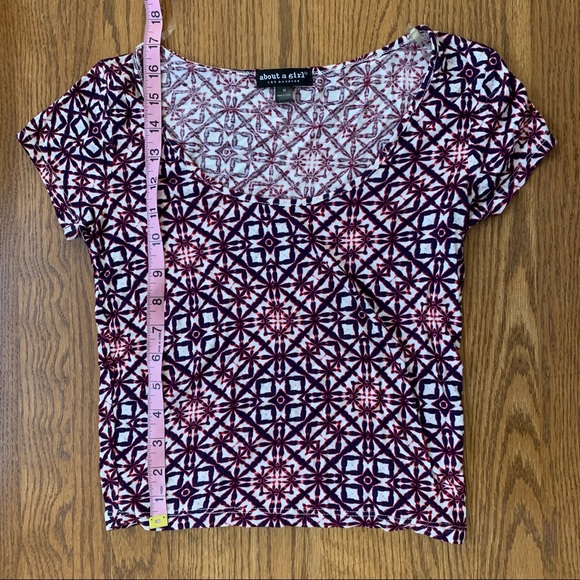 Red Geometric Pattern Crop Top - Picture 2 of 3